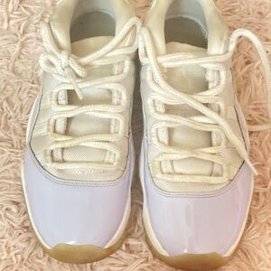 Nike Air Jordan 11 Retro Low Pure Violet size 9.5